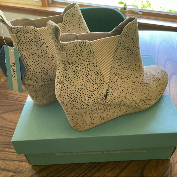 Tom’s suede Kelsey ankle boot wedge - Picture 2 of 6